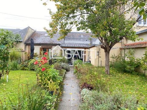 Dans l'hyper centre de Breteuil, proximité des commerces à pied, Maison de ville de plain-pied avec jardin clos et garage dans grange. La maison se compose d'une entrée-couloir, une cuisine avec coin repas dans véranda lumineuse, un salon avec chemin...