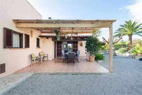 Esta encantadora casa de vacaciones cuenta con tres acogedoras habitaciones, con capacidad para seis huéspedes cómodamente. Se admiten mascotas, lo que permite que sus amigos peludos se unan a usted en su escapada. La sala de estar incluye un lujoso ...