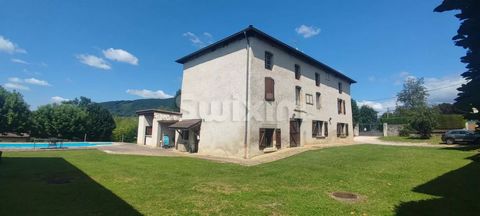 Réf 68614FL: 25 minutes from Grenoble, well-thought-out renovation for this old farmhouse dating from 1828, where the character of the period has been preserved. Ground floor: large fitted family kitchen, 2 large adjoining rooms: living room with hig...