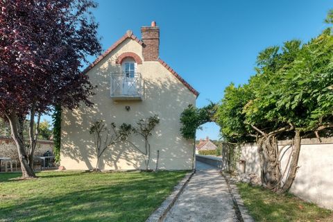 Charmante maison ancienne en pierre, pleine de caractère, située dans un village paisible. Son terrain clos de mur vous garantit tranquillité et intimité. Ce bien est composé dun séjour double avec cuisine ouverte et espace salle à manger. Au rez de ...