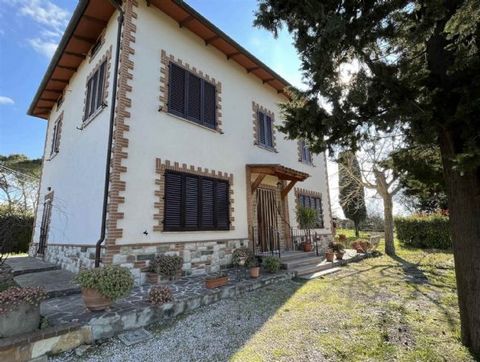 CASTIGLIONE DEL LAGO (PG), Loc. Frattavecchia: Villa indipendente, doppio accesso carrabile, di 160 mq circa su due livelli così composta: * Piano terra: ampio soggiorno con angolo bar, cucina abitabile, bagno con doccia e camera matrimoniale; * Pian...