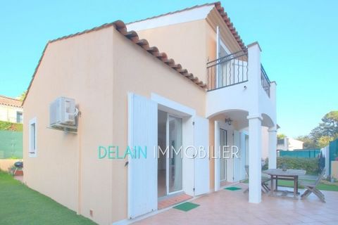 VILLENEUVE LOUBET. Parc de Vaugrenier. This pretty neo-Provençal villa on two levels is presented in impeccable condition; It develops 120m² and follows the following plan: entrance with guest toilet, living room with fireplace, semi-independent kitc...