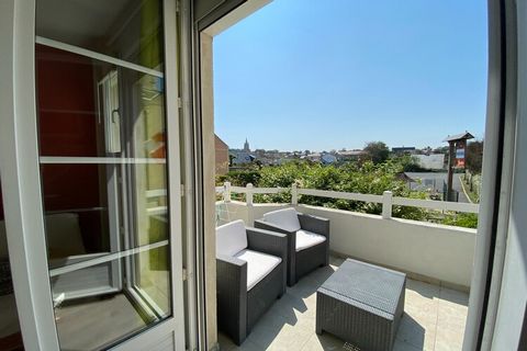 À quelques pas seulement de la longue plage de sable ! L’appartement, qui a été aménagé avec soin dans l'aile latérale d'une maison de maître dispose d’un petit toit terrasse qui vous permet de vous détendre agréablement et de prendre vos repas à l’e...