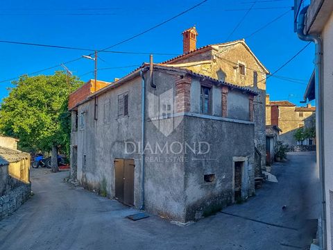 Location: Istarska županija, Tinjan, Tinjan. Tinjan, Umgebung, autochthones Steinhaus in Reihe zum Umbau! Im Ort zwischen Tinjan und Motovun steht ein altes autochthones Steinhaus zum Umbau zum Verkauf. Das Haus hat drei Stockwerke. Im Erdgeschoss be...