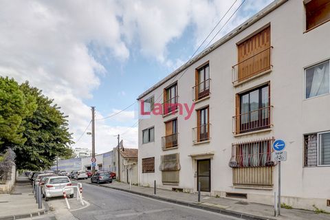 14EME BON SECOURS - Bd de la Glacière - En dernier étage d'un immeuble semi récent des années 60, Type 3 de 57,34 m² au 2ème étage sans ascenseur. Double exposition est et ouest, il se compose d'une cuisine donnant sur balcon (3,89m²), 2 chambres, 1 ...