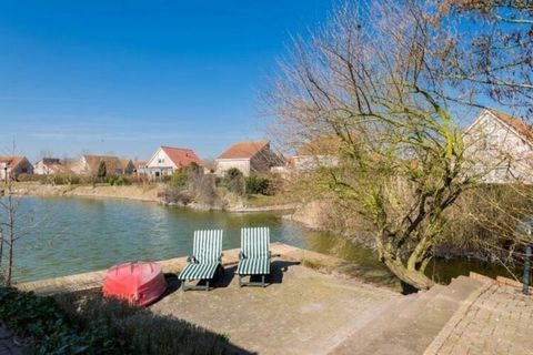 “Dit is een prachtig ingerichte vrijstaande bungalow, die een ruim toevluchtsoord biedt voor maximaal 8 gasten. Gelegen op een royaal terrein met een grote tuin en verschillende terrassen, ligt dit huis direct aan het water, met een prachtig uitzicht...