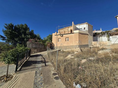 Dans le paisible village d'Almegíjar, au cur des Alpujarras de Grenade, se trouve une charmante maison pleine de potentiel, attendant que quelqu'un lui redonne son éclat d'antan. Avec une surface construite de 75 mètres carrés répartis sur deux étage...