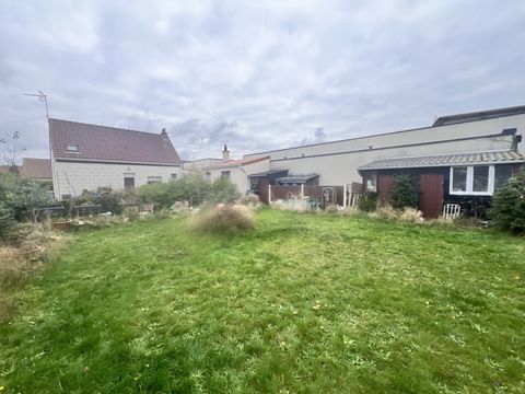 A vendre en EXCLUSIVITE dans votre agence Act'immo, ensemble immobilier idéal pour investisseur.  Parcelle comprenant maison à usage d'habitation de 85m2 a rafraichir composée de 2 chambres, un garage + dépendance et un jardin de + 900m2 pouvant être...