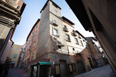 Viterbo centro storico, su Corso Italia, accanto alla chiesa del Suffragio, vicino ai più storici negozi della città e al glorioso Gran Caffè Schenardi, nato sul finire del Settecento come Albergo Reale, dove sostarono personaggi celebri come Garibal...