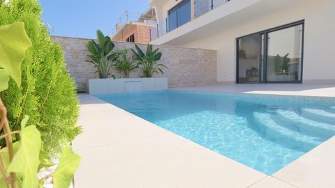 Villa jumelée à vendre avec piscine privée à Guardamar del Segura~ ~ Nouvelle construction résidentielle de 8 villas jumelées à Guardamar del Segura.~ ~ Villas jumelées avec 4 chambres à coucher et 4 salles de bains construites sur 3 étages, cuisine ...