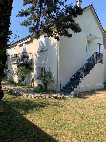 Maison à vendre Mont-près-Chambord  Découvrez cette maison de 6 pièces / 4 chambres et offrant un deux espaces de vie spacieux. Elle se compose : D'un niveau principal offrant un séjour ouvert sur la cuisine aménagée et en partie équipée elle aussi, ...