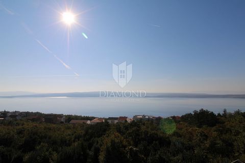 Location: Primorsko-goranska županija, Crikvenica, Crikvenica. Die Wohnung in Dramalj bietet dank ihrer fantastischen Lage und dem herrlichen Meerblick ein echtes mediterranes Ambiente. Weniger als einen Kilometer von der Küste entfernt, ist der Stra...