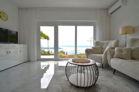 Proponiamo in vendita un appartamento di 3 locali di 73 m2 con ampia terrazza e vista sul mare a Portorose. L'appartamento si trova in una posizione tranquilla e silenziosa sopra Portorose in una casa costruita nel 1975. L'appartamento è stato comple...