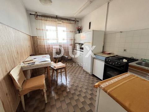 RIJEKA, ZAMET - 2-kamerappartement met balkon op fantastische locatie, parkeerplaats, nieuwe gevel! Dit appartement van 53,65 m² bevindt zich op de eerste verdieping van een woongebouw en bestaat uit twee kamers, een keuken, een badkamer en een loggi...