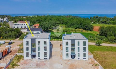 Location: Istarska županija, Umag, Umag. Istria, Umag area A modern apartment on the ground floor with a garden in the vicinity of Umag is for sale. The apartment is located on the ground floor of a newly built residential building, and the area of t...