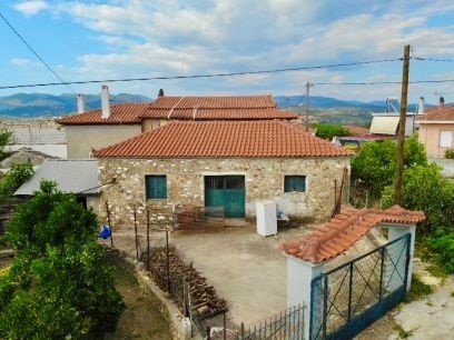 Te koop stenen huis op de begane grond in het dorp Raches, Kyparissia. De woning is 110 m² op een perceel van 250 m². Het bestaat uit twee kamers, een badkamer en heeft renovation.It is omheind, heeft een berging en een parkeerplaats. Bouwjaar 1950, ...