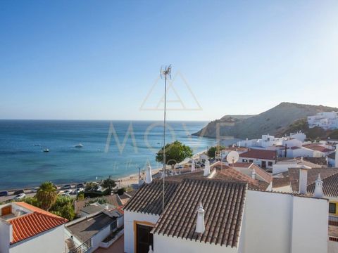 Está à procura de uma propriedade no coração de Burgau? Esta propriedade de 2 quartos e um banheiro foi recentemente renovada para um alto padrão. Ao entrar na propriedade, há uma cozinha moderna totalmente equipada, mesa de jantar e sala de estar. I...