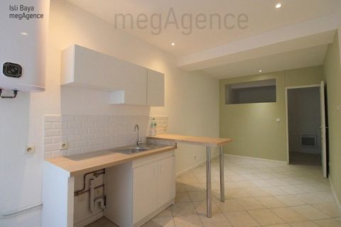 Sur le secteur Colline St Ennemond à St Chamond, je vous propose en location un appartement T1en RDC surélevé avec un espace chambre, cuisine et espace de vie, toilettes et salle d'eau non séparés . Appartement complètement rafraîchit. A proximité de...