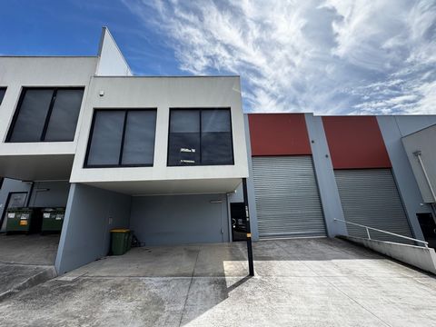 Cameron freut sich, Ihnen anbieten zu können Verkauf oder Vermietung - 3/5 Clancys Road, Mt Evelyn. Diese neu gebaute Fabrik zeichnet sich durch Vielseitigkeit, Qualität und eine seltene Gelegenheit aus, um sich ein erstklassiges Bürolager im eng umk...