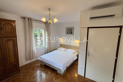 Opatija, Ičići, comfortable three-room apartment with a panoramic view of Kvarner The apartment is located on the first floor of a family house, has a separate entrance, separate electricity and water meters. It is located on a plot of 1500 m2, has a...