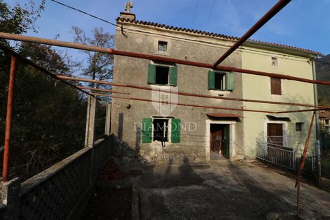 Location: Istarska županija, Kršan, Kršan. Kršan, Umgebung, wir verkaufen ein altes istrisches Steinhaus zur Renovierung. Das Haus ist eine Doppelhaushälfte bestehend aus einem Erdgeschoss, einem Obergeschoss und einem Dachgeschoss mit einer Gesamtfl...