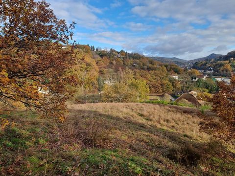 En exclusivité, venez découvrir ce joli terrain borné et viabilisé de 1947 m² dans un lotissement sur les hauteurs de Viviez. Pour plus de renseignements, n'hésitez pas à contacter Yannick Lombart, votre conseiller Safti. Les informations sur les ris...