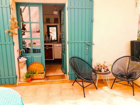 Le coup de coeur est assuré pour cette maison de village au charme indéniable située dans le centre historique de Vaison la Romaine. Elle dispose de deux parties. La première habitation est composée d'une cuisine équipée, d'un séjour de 30 m2 donnant...