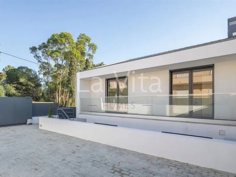 New 3 bedroom house - Aldeia de Juzo, Cascais. House in the final stages of construction located in the picturesque area of Aldeia de Juzo in Cascais. The house has lots of light due to its sun exposure The Villa is spread over three floors, with a g...