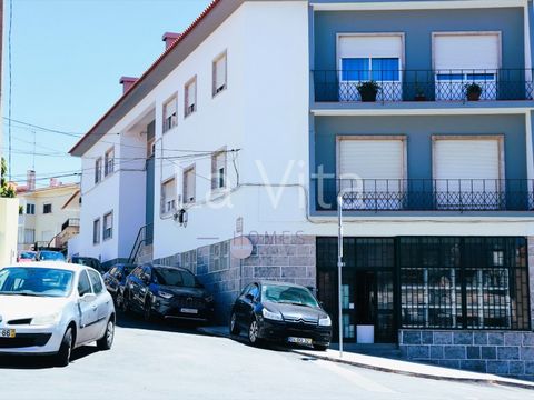 Building in Murtal - Cascais. Excellent business opportunity. Building in excellent condition, with 4 fractions of type T3 with areas ranging between 85 and 125 m2, 1 Shop with 233 m2, all fractions being leased, in the most central area of Murtal, 5...