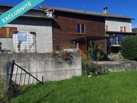 Cette ancienne ferme exposée d'Est en Ouest, de 176 m² habitable ( loi carrez ) saura vous séduire avec sa surface utile de 396 m2. Elle est sise sur un terrain de 1269 m2 offrant une vue dégagée avec un bel espace extérieur. Cuisine équipée, ( Salle...