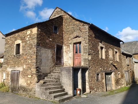 Old village house to renovate in its entirety with garage, cellar and other rooms as well as a well with spring water. 5 km from the school, 10 km from all shops and services, 15 minutes from Rodez. House with the character of yesteryear, parquet flo...