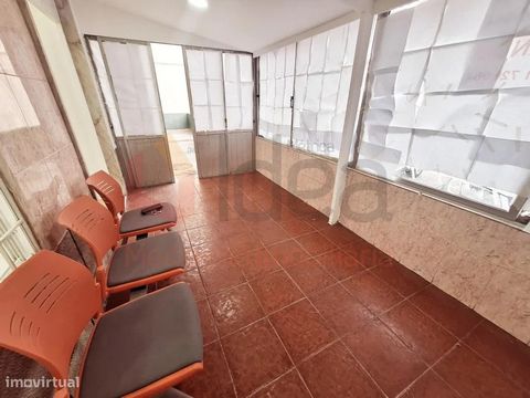 Espaço comercial com uma área bruta de 37,74m2 e semi-remodelado. Localizada em zona central da Cruz de Pau, próximo do Mercado Municipal, zona de grande afluência movimento comercial. Excelente visibilidade. Com potencial para várias atividades come...