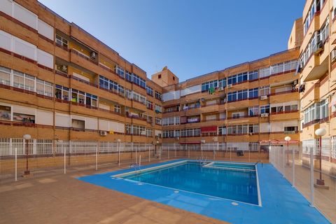 Nous sommes ravis de vous présenter ce charmant appartement à El Molino, Torrevieja ! C’est une excellente opportunité pour ceux qui recherchent une propriété confortable, bien située avec d’excellents services, que ce soit en tant que résidence perm...