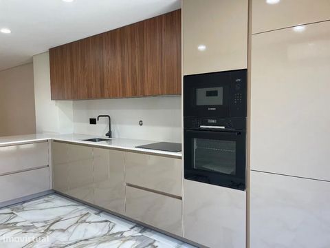 Apartamento T3 NOVO com terraço no 1º piso, com uma área bruta de 258 m2 . O imóvel é constituído por: - sala ampla com varanda; - cozinha equipada open space com zona de lavandaria e acesso ao terraço; - terraço com cerca de 85 m2; - 3 suítes com ro...