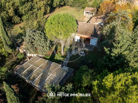 Découvrez cette maison de caractère de plain-pied à Saint-Hilaire-de-Brethmas, nichée au cœur d’un magnifique terrain privé de 4500 m2. Avec ses 159 m2 habitables et ses 93 m2 de surface annexe, cette propriété est une invitation à un style de vie pa...