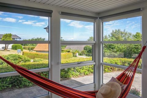 Maison de vacances située dans la belle ville de Varbjerg, à seulement 300 mètres d'une belle plage familiale et à proximité de Middelfart. Le gîte comprend un hall d'entrée, trois chambres et une cuisine ouverte avec lave-vaisselle en liaison ouvert...