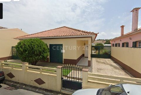 Descubra esta espaçosa moradia T4 em Rabo de Peixe, no concelho da Ribeira Grande! Com amplas áreas e um layout bem distribuído, esta casa de 4 quartos oferece o espaço e conforto que sua família merece. Conta com duas casas de banho, ideais para gar...