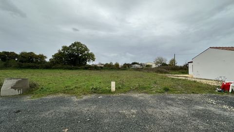 Sur la commune de LOIRE LES MARAIS, nous vous proposons un terrain à bâtir viabilisé de 524 m2 dans un lotissement avec une façade de 16 mètres..