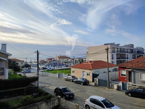 Villa de 5 chambres avec 2 façades (Est/Ouest), avec 2 terrasses et vue sur la mer, à Granja, Vila Nova de Gaia. La maison a besoin de travaux de réhabilitation. Il a une superficie de construction de 272,70,m2 et une superficie totale de 342,2,m2. G...