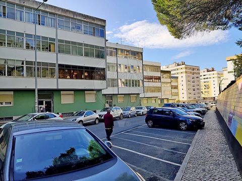 Apartamento T0, localizado na Quinta da Fidalga em Agualva.     Este imóvel, conta com uma área de 52,5 metros quadrados úteis e é composto por:     - 1 instalação sanitária;   - Cozinha e despensa;   - 2 divisões que podem servir de quarto/escritóri...