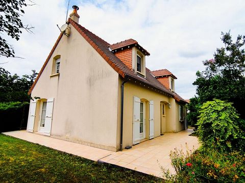 SUD TOURAINE - YZEURES SUR CREUSE- 5 mm LA ROCHE POSAY et 25 mm de CHATELLERAULT avec Gare TGV et Autoroute. Toutes commodités sur place, commerces, loisirs école et médical - Très au calme. Spacieuse lumineuse et confortable Maison construction 2002...