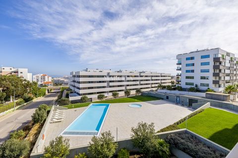 Apartamento T3 moderno, de construção recente, com vistas deslumbrantes sobre a cidade de Lagos e a Meia Praia. Localizado numa zona residencial privilegiada a 10 minutos a pé do centro histórico de Lagos e das boutiques, bares e restaurantes que com...