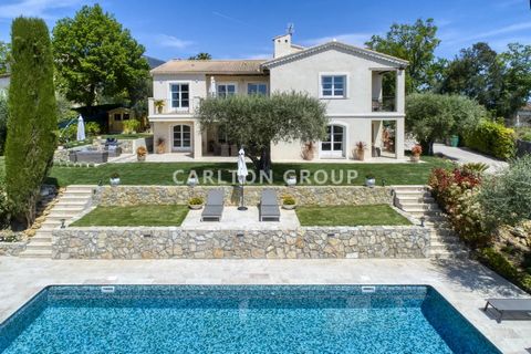 Située au calme au sommet d'une colline offrant une vue magnifique sur la mer Méditerranée et les montagnes, cette belle villa familiale est proche de toutes les commodités locales, à 10 minutes en voiture du village de Valbonne avec tous ses restaur...