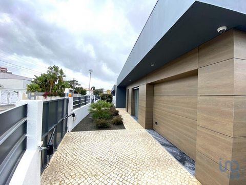 Descubra a sua próxima casa nesta encantadora moradia T4 de design moderno, edificada em 2022. Com uma piscina de água salgada e jardins magníficos, oferece uma vista espetacular da Serra da Arrábida e localiza-se em Azeitão, Setúbal. Esta moradia ap...