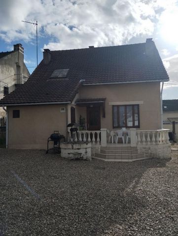 A vendre à Montceau les mines maison individuelle située dans un quartier calme . Cette propriété comprend deux caves , idéales pour le stockage ainsi qu'un garage . Un terrain spacieux de 791 m2 avec deux jolie terrasses. -Au rez-de-chaussée, vous d...