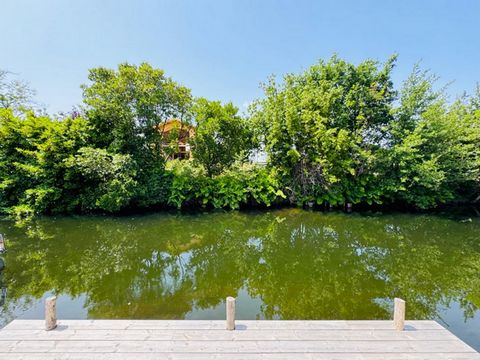 BASSIN D'ARCACHON - CAZAUX En bord de canal, dans un cadre privilégié, venez découvrir cette maison neuve RE2020, mitoyenne de 137 m2, climatisée, et sous garantie décennale. Vous y trouverez, une grande pièce de vie lumineuse, une cuisine ouverte am...