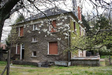 A vendre magnifique propriété faisant face à la forêt de Secondigny. Cette maison de notable, à rafraîchir ,sur 2 niveaux avec des combles aménageables est composée de 9 grandes pièces dont 5 chambres lumineuses. La maison est alimentée en eau par un...