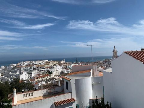 Este fantástico apartamento T2 remodelado no Cerro Malpique, em Albufeira, oferece uma atmosfera moderna e confortável para desfrutar das belezas da região.  O Cerro Malpique é uma área residencial pitoresca situada em Albufeira, no sul de Portugal. ...