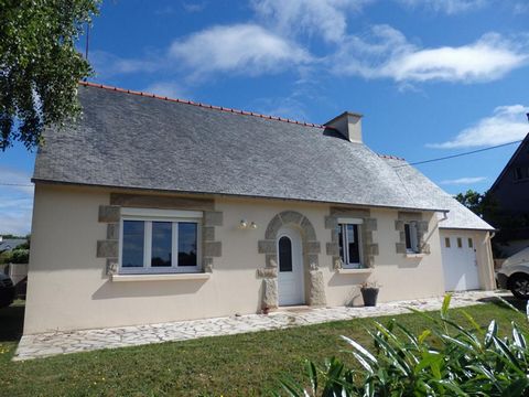 EN EXCLUSIVITE, aux portes de Guingamp (centre ville à pied), je vous propose cette belle maison de plain-pied lumineuse de 72 m², 2 chambres. Ce bien comprend , une entrée, un salon/séjour avec cheminée, une cuisine, une salle de bains, un wc indépe...