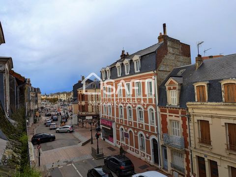 A Trouville sur Mer, proche de la gare et du centre ville, vous serez charmés par cet appartement d'environ 47m2 au 2ème et dernier étage, sans ascenseur. Il comprend une grande entrée, un séjour de 15m2 traversant exposé sud-ouest, une cuisine de 11...